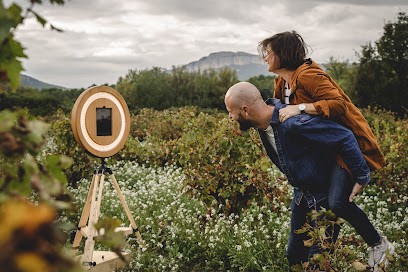 Photobooth Béziers CANDELA - Location Photomaton Mariage , Anniversaire, Séminaire - Borne à Seflies Photos & Vidéos, Développement de Photos à Cers