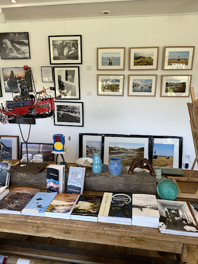 L' Atelier Galerie Des Arts Et Des Idées . Créez, Partagez, Dégustez. Photographe à Locmaria